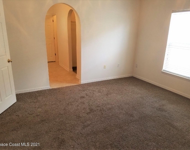 888 Macon Drive - Photo Thumbnail 7