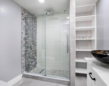 8907 N Boulevard - Photo Thumbnail 3