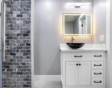 8907 N Boulevard - Photo Thumbnail 9