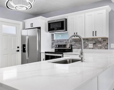 8907 N Boulevard - Photo Thumbnail 23
