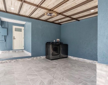8907 N Boulevard - Photo Thumbnail 11