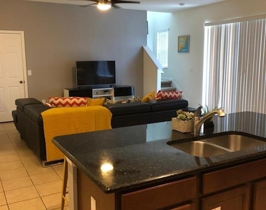 921 Las Fuentes Drive - Photo Thumbnail 2