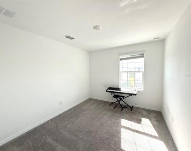 2077 Derwent Drive - Photo Thumbnail 6