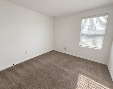 2077 Derwent Drive - Photo Thumbnail 20