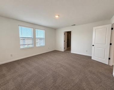 2077 Derwent Drive - Photo Thumbnail 15