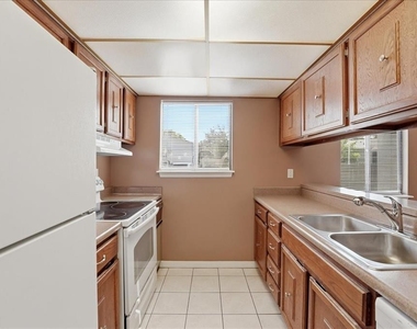 1428 Oak Place - Photo Thumbnail 3