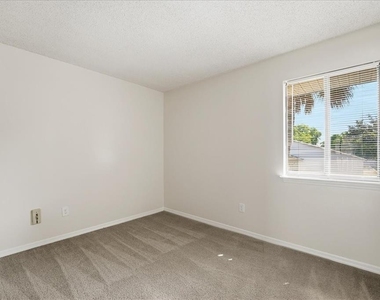 1428 Oak Place - Photo Thumbnail 11
