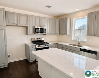 3740 Samantha Lane - Photo Thumbnail 6
