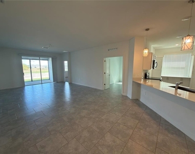 521 Reggie Road - Photo Thumbnail 4