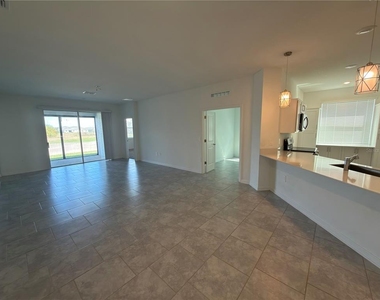 521 Reggie Road - Photo Thumbnail 3