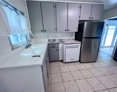 2707 Nw 4th Avenue - Photo Thumbnail 2