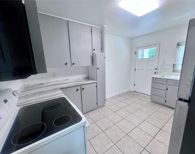 2707 Nw 4th Avenue - Photo Thumbnail 4