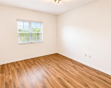 1064 N Tamiami Trail - Photo Thumbnail 18