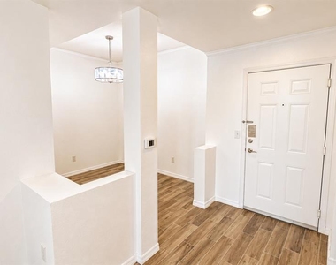 1064 N Tamiami Trail - Photo Thumbnail 5