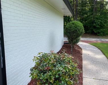 558 Kenwood Road - Photo Thumbnail 2