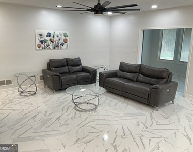558 Kenwood Road - Photo Thumbnail 3