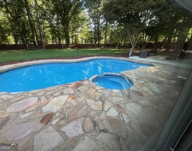 558 Kenwood Road - Photo Thumbnail 30