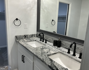 558 Kenwood Road - Photo Thumbnail 15