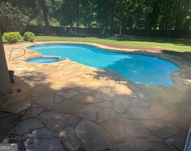 558 Kenwood Road - Photo Thumbnail 29
