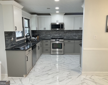 558 Kenwood Road - Photo Thumbnail 9