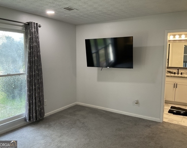 558 Kenwood Road - Photo Thumbnail 14