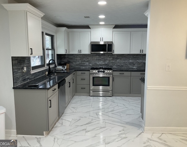 558 Kenwood Road - Photo Thumbnail 11