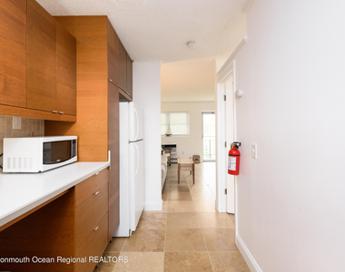 455 Ocean Boulevard - Photo Thumbnail 4