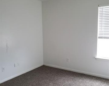13631 Biggs Street - Photo Thumbnail 5