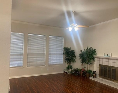 1027 Creek Bend - Photo Thumbnail 2