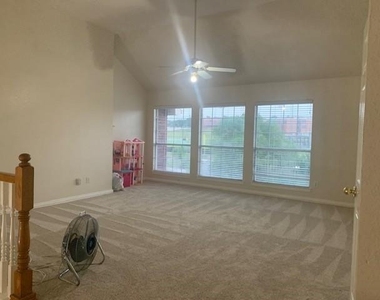 1027 Creek Bend - Photo Thumbnail 11
