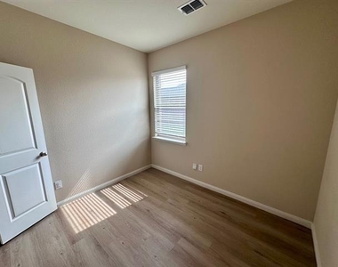 314 Foster Lane - Photo Thumbnail 14