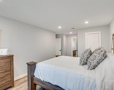 5248 Sam Houston Drive - Photo Thumbnail 10