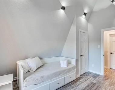 5248 Sam Houston Drive - Photo Thumbnail 16