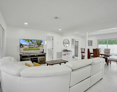 1633 Se 5th Court - Photo Thumbnail 4