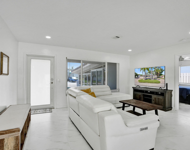 1633 Se 5th Court - Photo Thumbnail 3