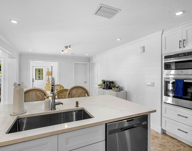 820 Palm Trail - Photo Thumbnail 9