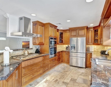 925 Ne 25th Avenue - Photo Thumbnail 8