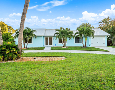 9165 Se Yacht Club Circle - Photo Thumbnail 1