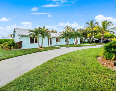 9165 Se Yacht Club Circle - Photo Thumbnail 2
