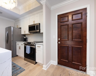 300 W 5th Street - Photo Thumbnail 3
