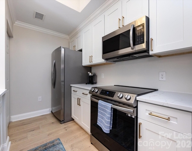 300 W 5th Street - Photo Thumbnail 8