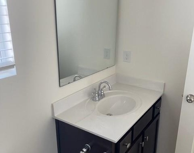809 Alexander Commons Drive - Photo Thumbnail 14