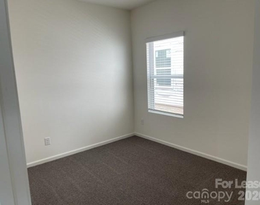 809 Alexander Commons Drive - Photo Thumbnail 12