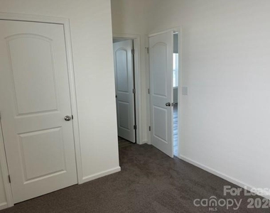 809 Alexander Commons Drive - Photo Thumbnail 15