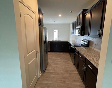 809 Alexander Commons Drive - Photo Thumbnail 11