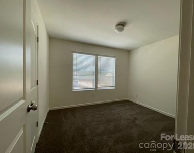 809 Alexander Commons Drive - Photo Thumbnail 20