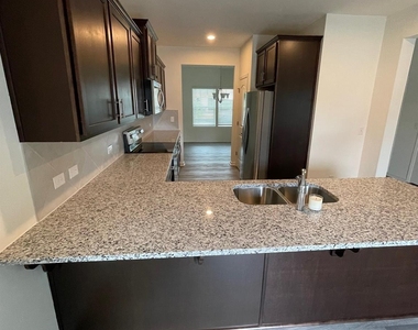 809 Alexander Commons Drive - Photo Thumbnail 9