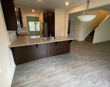 809 Alexander Commons Drive - Photo Thumbnail 7