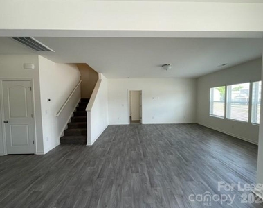 809 Alexander Commons Drive - Photo Thumbnail 5
