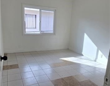 1095 E Nocta Street - Photo Thumbnail 15